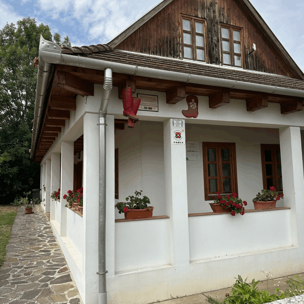 Rimóc piros csizma vendégház